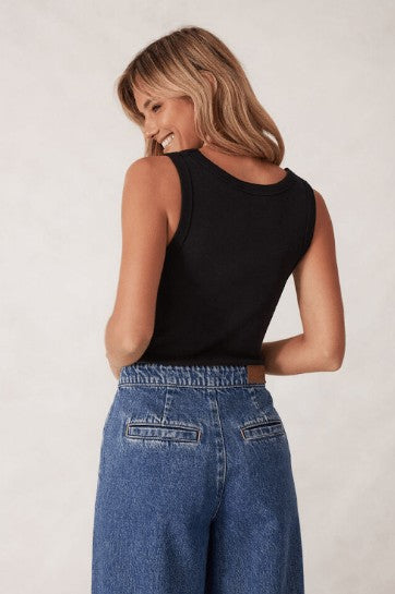 Zoe Contour Rib Scoop Black